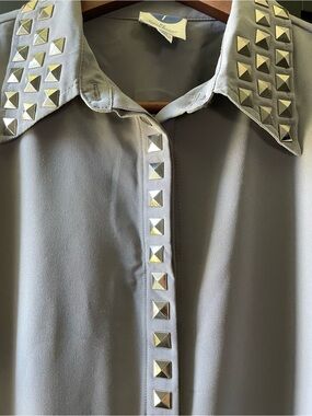 DG2 Diane Gilman Gray Button up Blouse w/ Metal Pyramid Studs size medium-Lrg